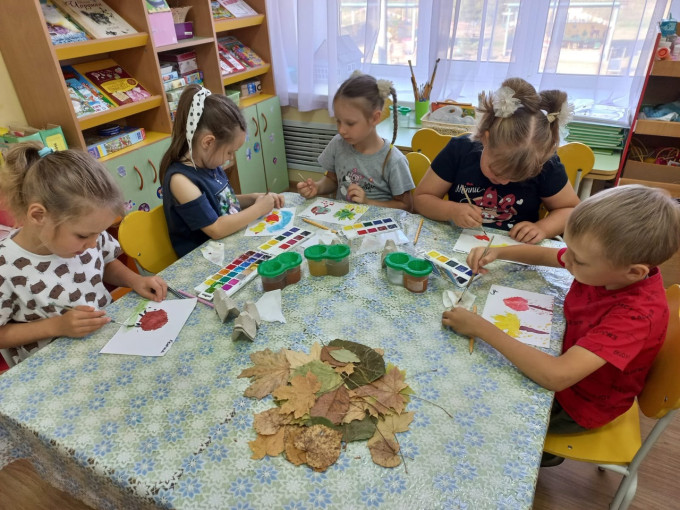 Музыка осени - это осенняя скрипка, скрипка прощанья, падения жёлтой листвы. Музыка осени - яркая леса улыбка, в золоте красок, дарящих нам вечные сны. Музыка осени - это осенняя скрипка, скрипка прощанья, падения жёлтой листвы. Музыка осени - яркая леса улыбка, в золоте красок, дарящих нам вечные сны.